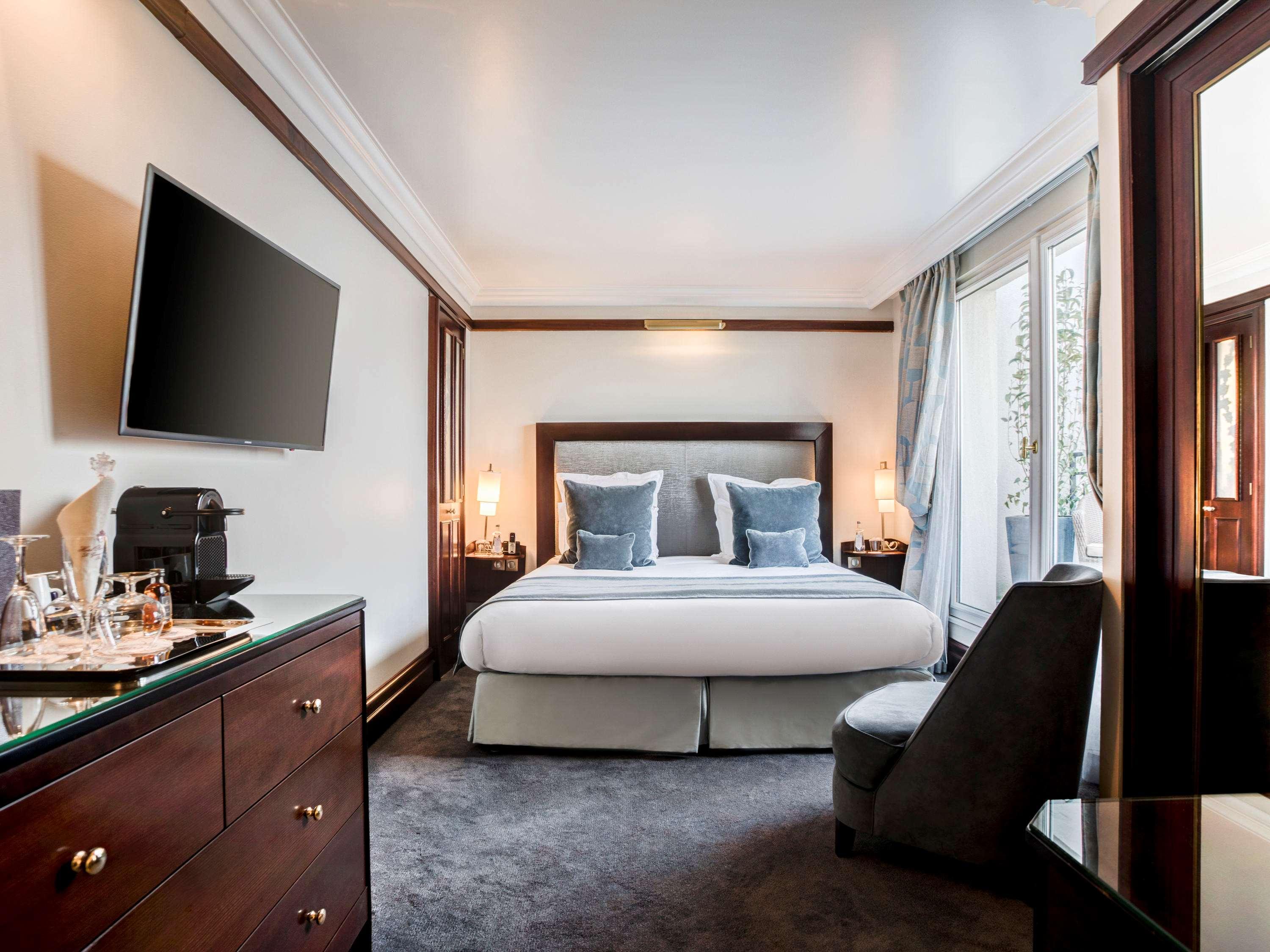 فندق بون رويال باريس المظهر الخارجي الصورة A room at the hotel