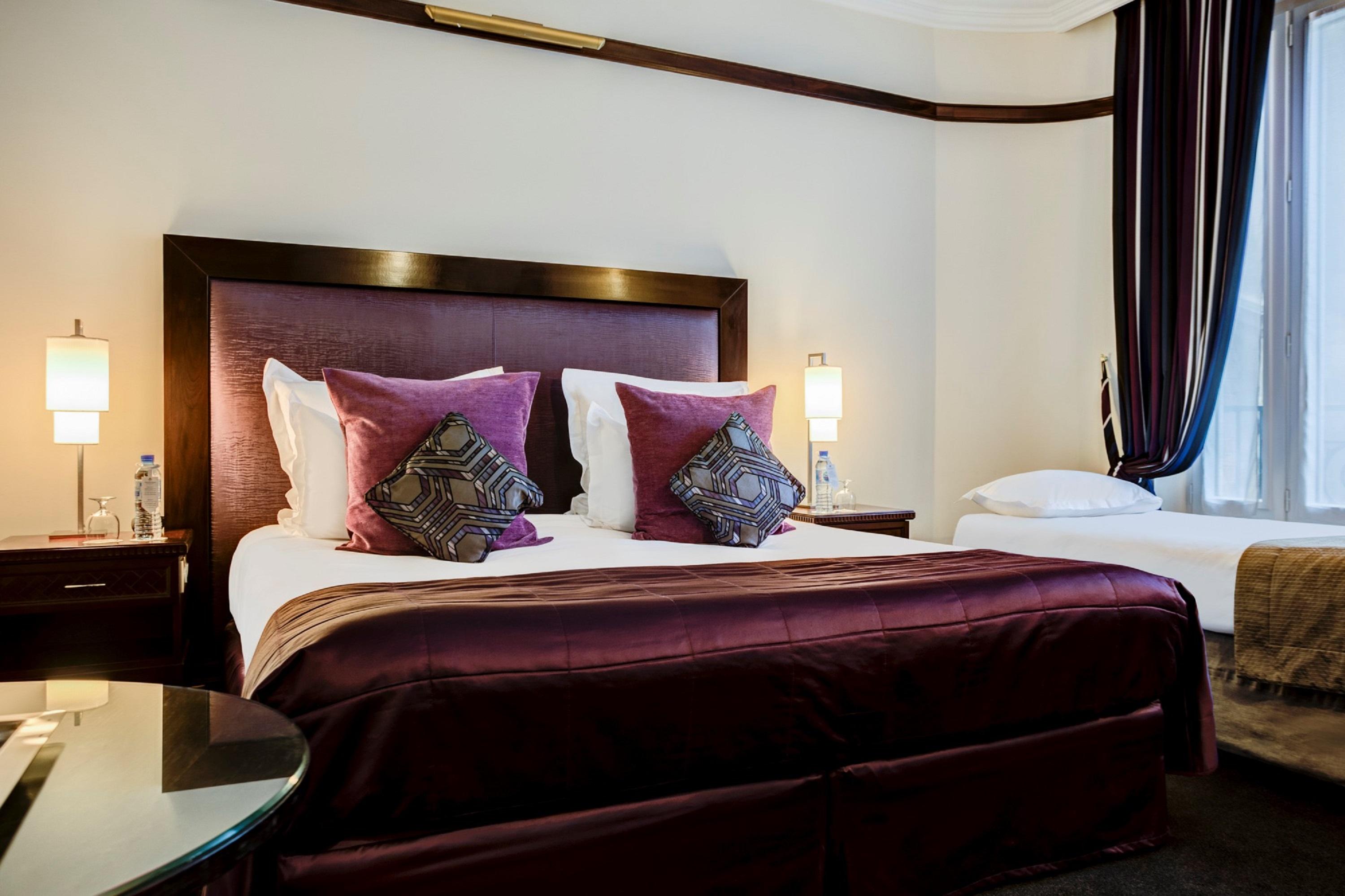 فندق بون رويال باريس المظهر الخارجي الصورة A bedroom at the hotel