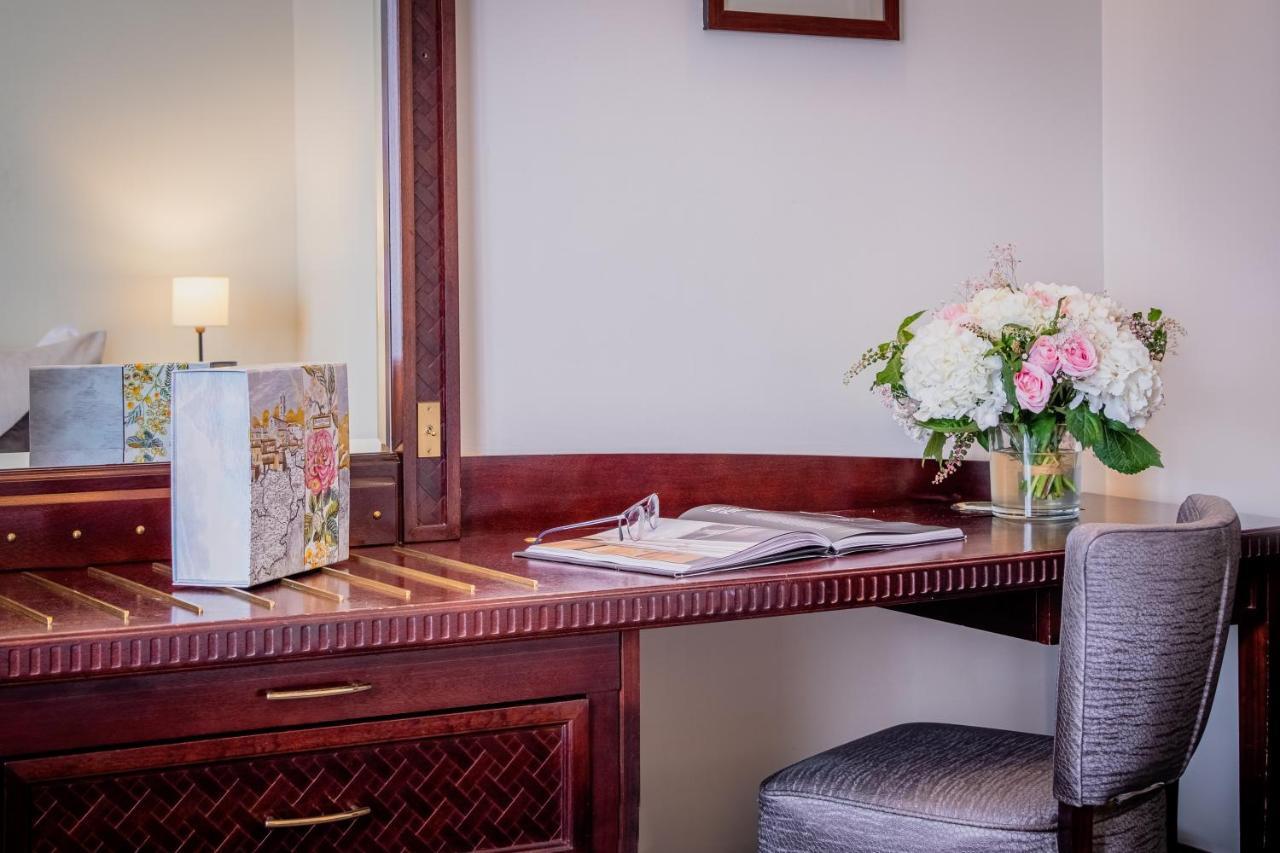 فندق بون رويال باريس المظهر الخارجي الصورة A dressing table