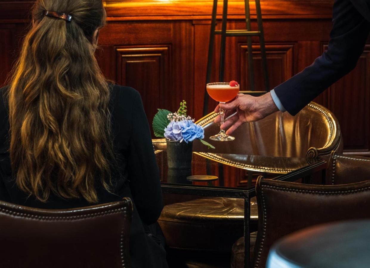 فندق بون رويال باريس المظهر الخارجي الصورة A bartender serving a cocktail