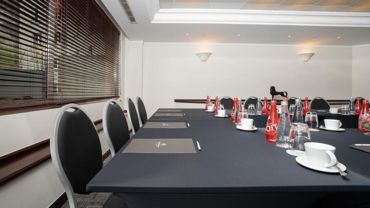 فندق بون رويال باريس المظهر الخارجي الصورة Meeting room at the Hilton London Heathrow