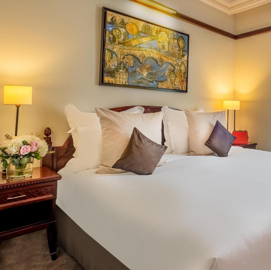 فندق بون رويال باريس المظهر الخارجي الصورة A bedroom at the hotel