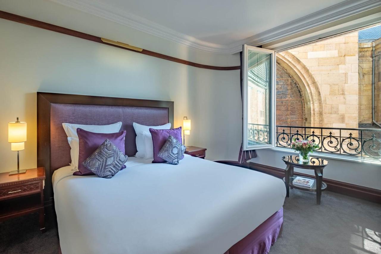 فندق بون رويال باريس المظهر الخارجي الصورة A bedroom at the hotel