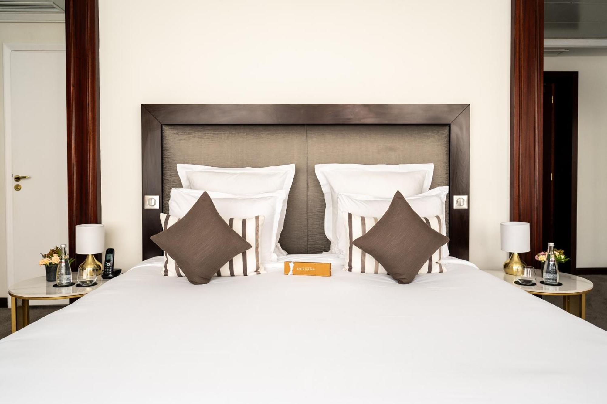 فندق بون رويال باريس المظهر الخارجي الصورة A bedroom at the hotel