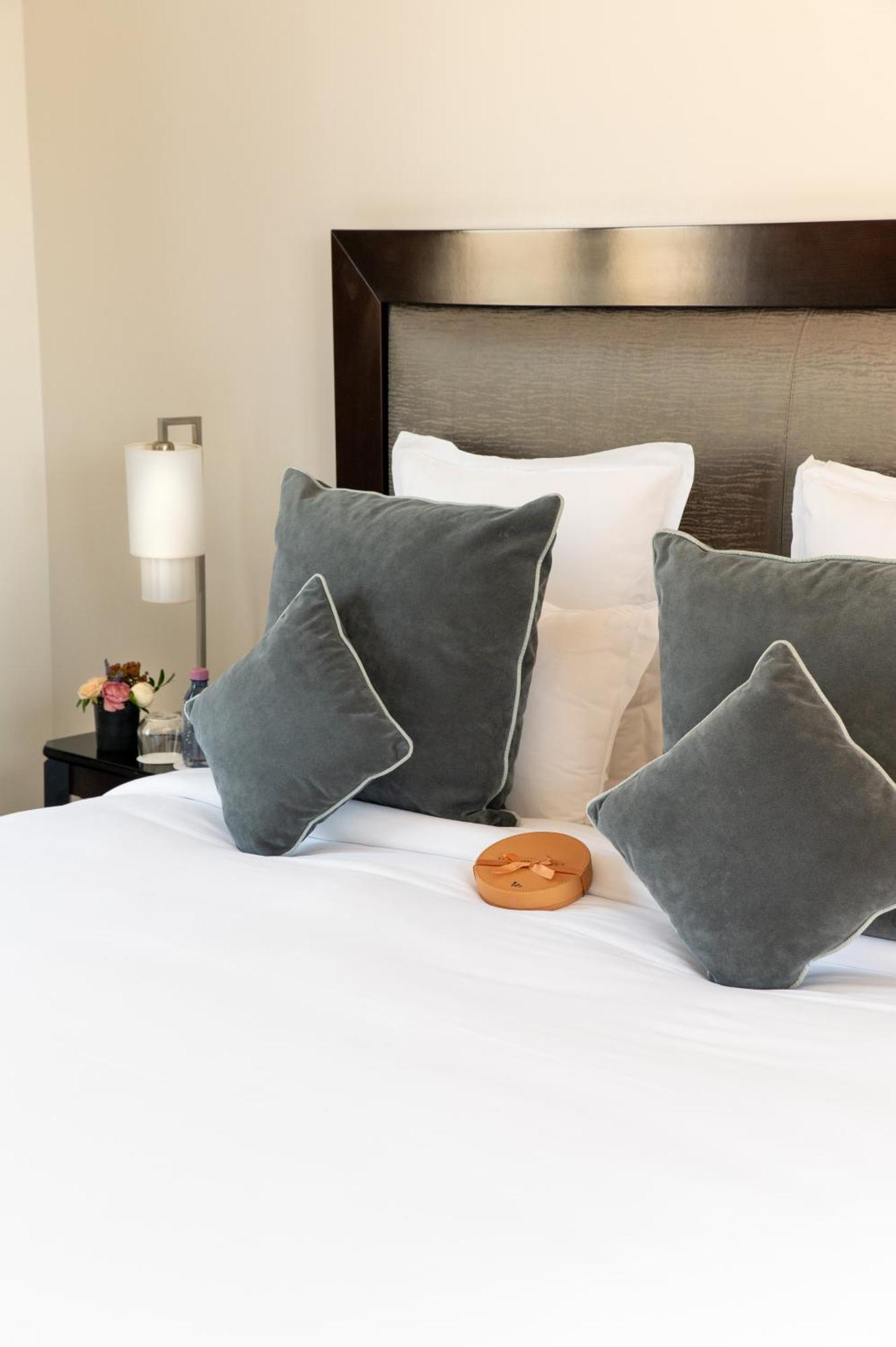 فندق بون رويال باريس المظهر الخارجي الصورة A bed with cushions