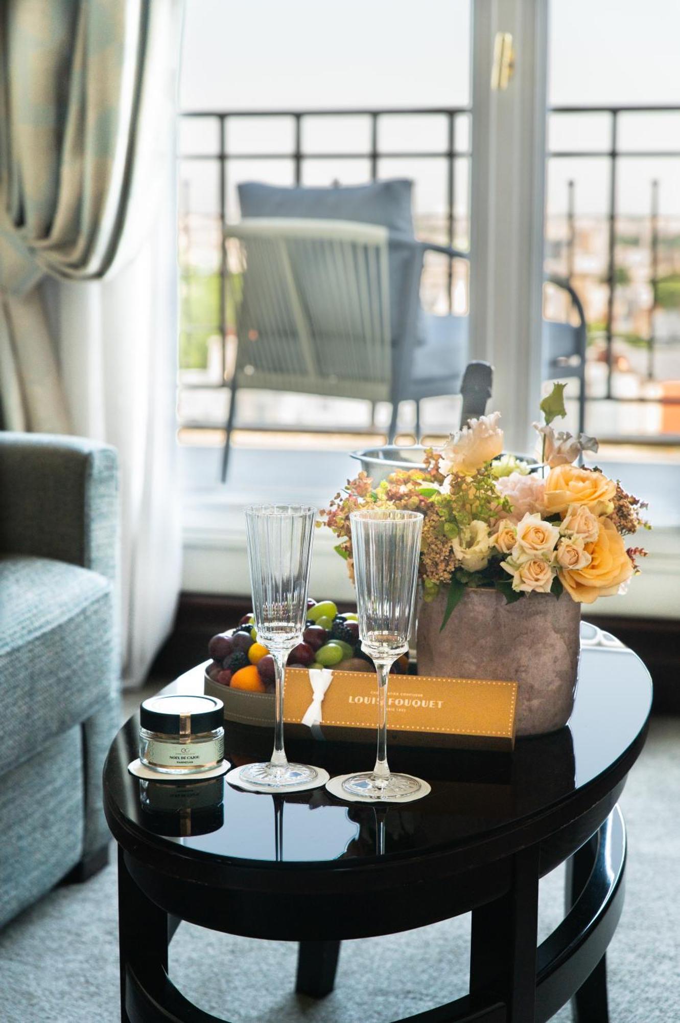 فندق بون رويال باريس المظهر الخارجي الصورة A welcome amenity at a hotel