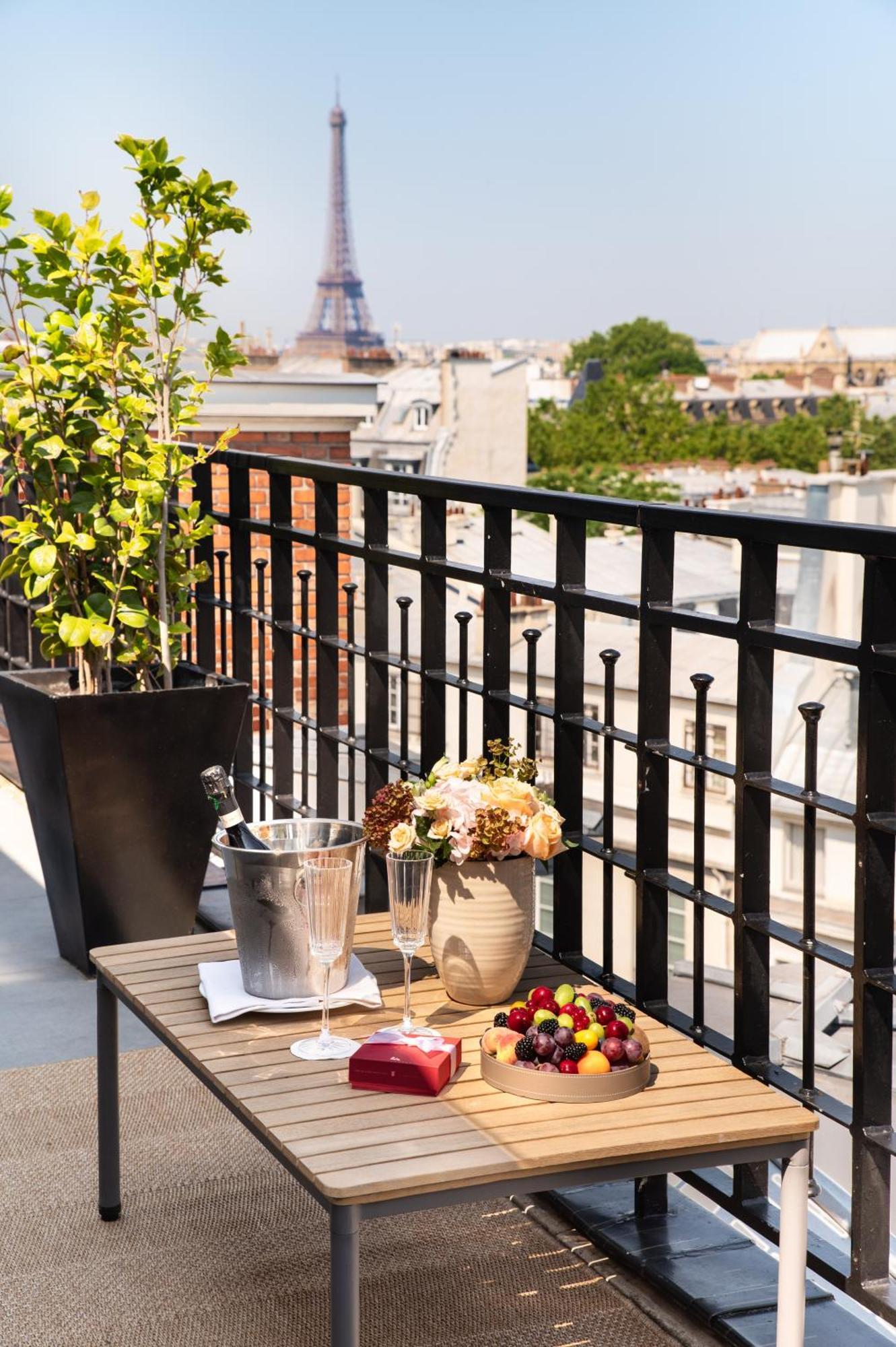 فندق بون رويال باريس المظهر الخارجي الصورة A balcony