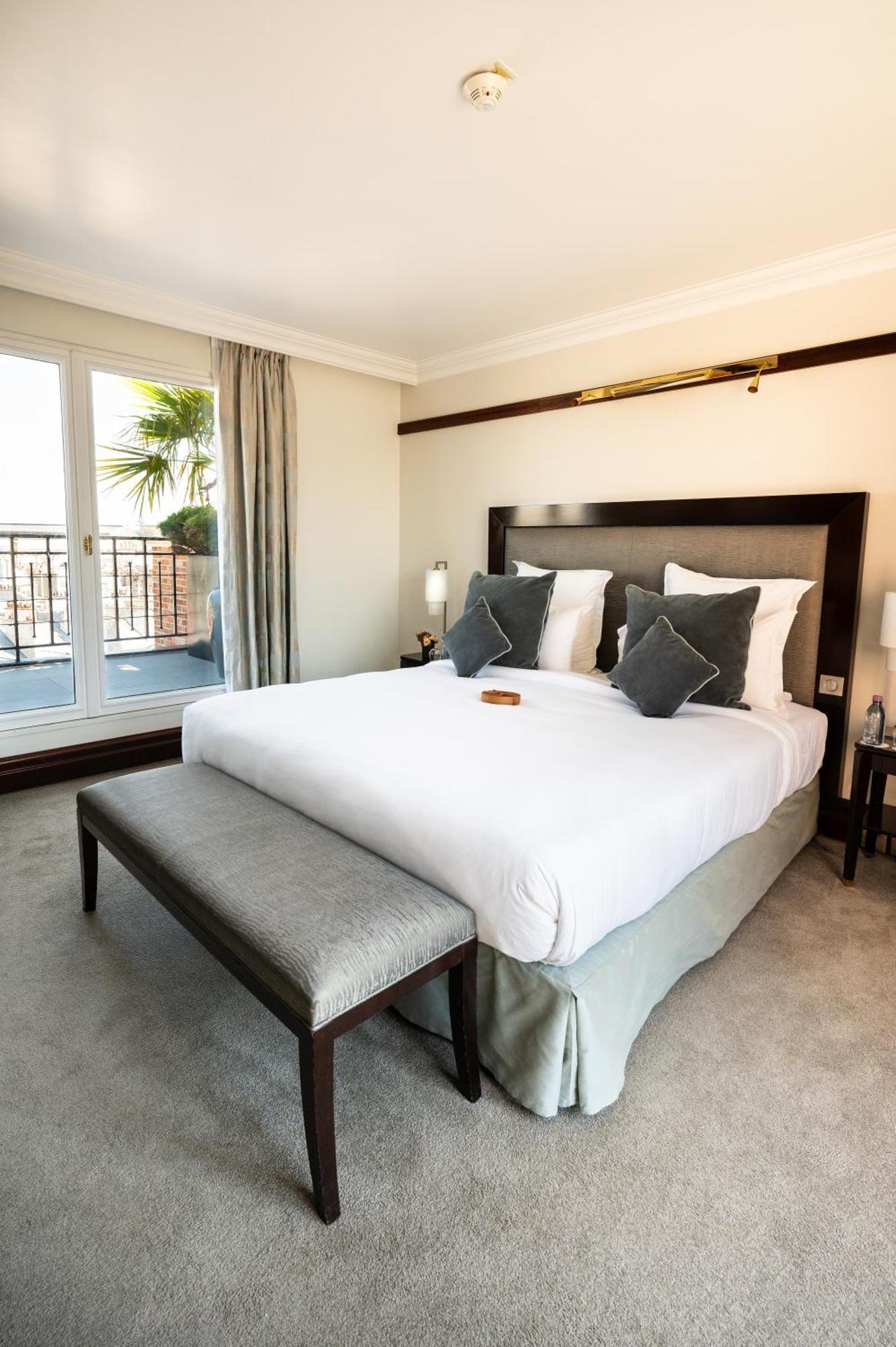 فندق بون رويال باريس المظهر الخارجي الصورة A bedroom at the hotel