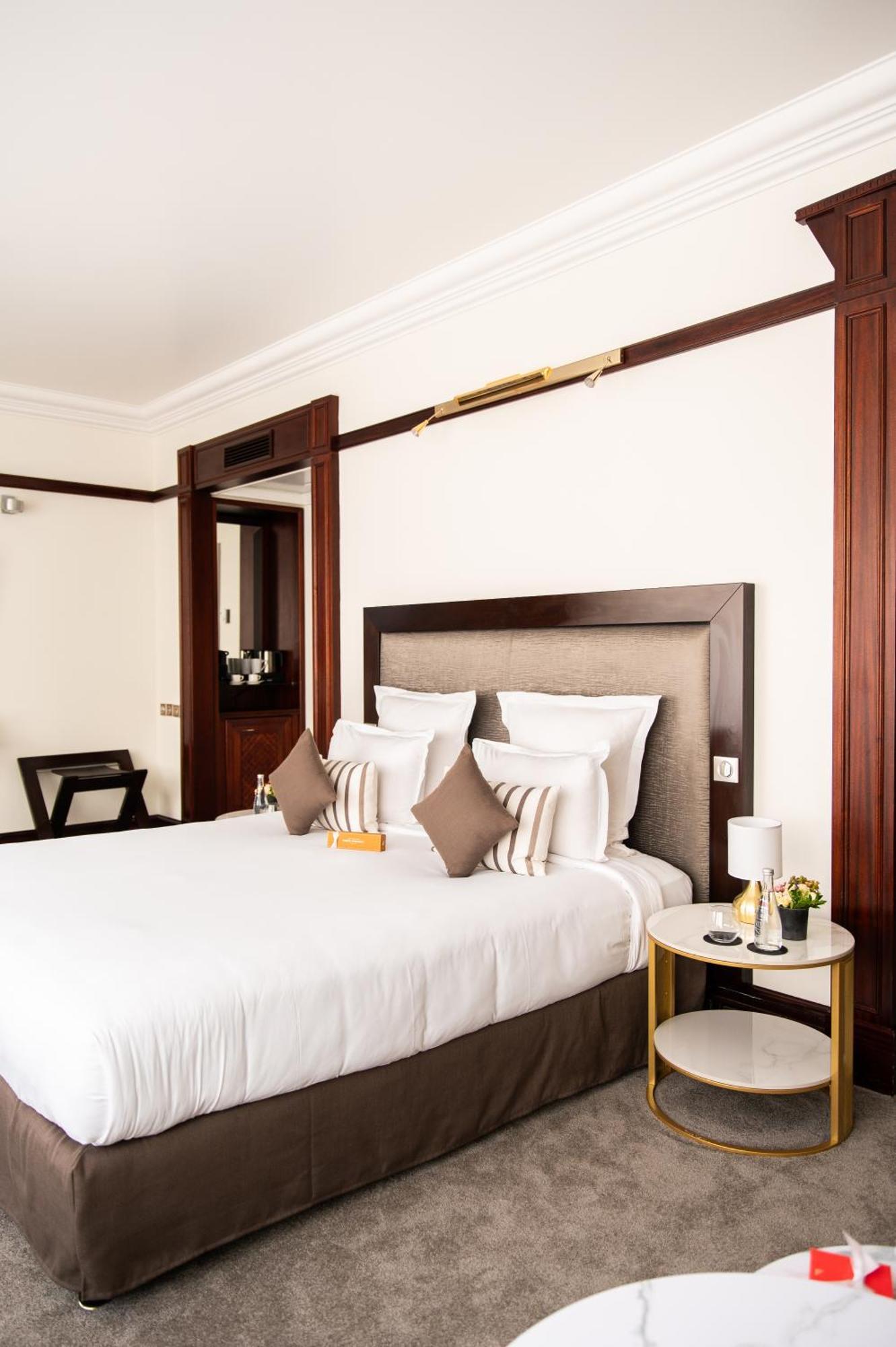 فندق بون رويال باريس المظهر الخارجي الصورة A bedroom at the hotel