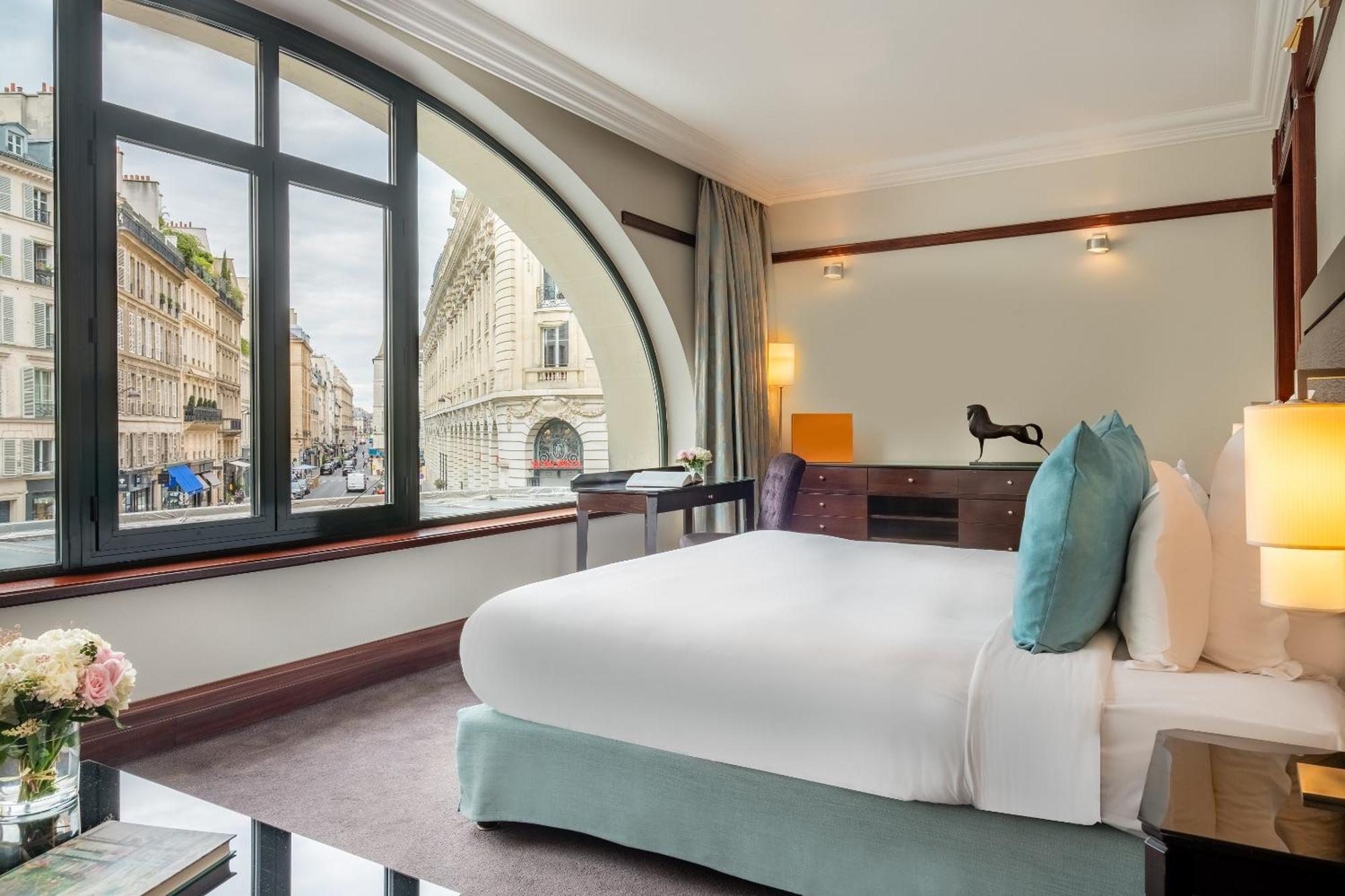 فندق بون رويال باريس المظهر الخارجي الصورة A room at the hotel