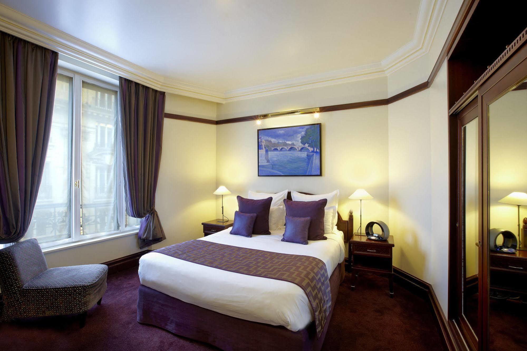 فندق بون رويال باريس المظهر الخارجي الصورة A room at the hotel
