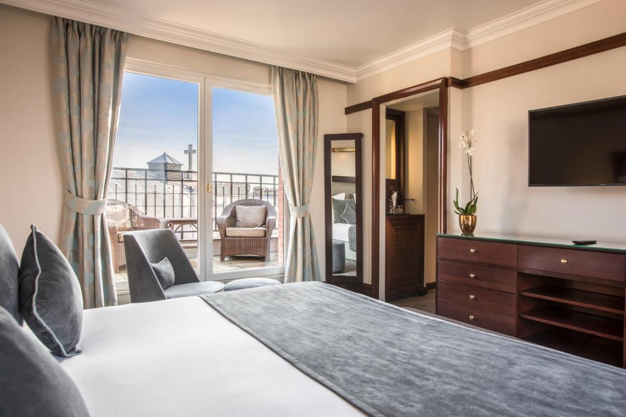 فندق بون رويال باريس المظهر الخارجي الصورة A room at the hotel